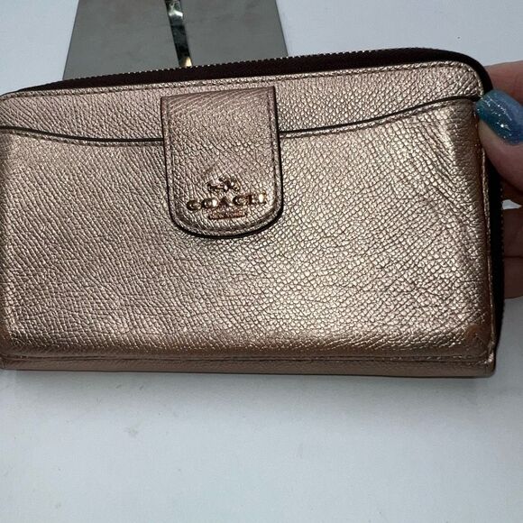 Coach Women's Metallic Universal Wallet with Phone Pocket in Rose Gold Pebble Le - Picture 2 of 8